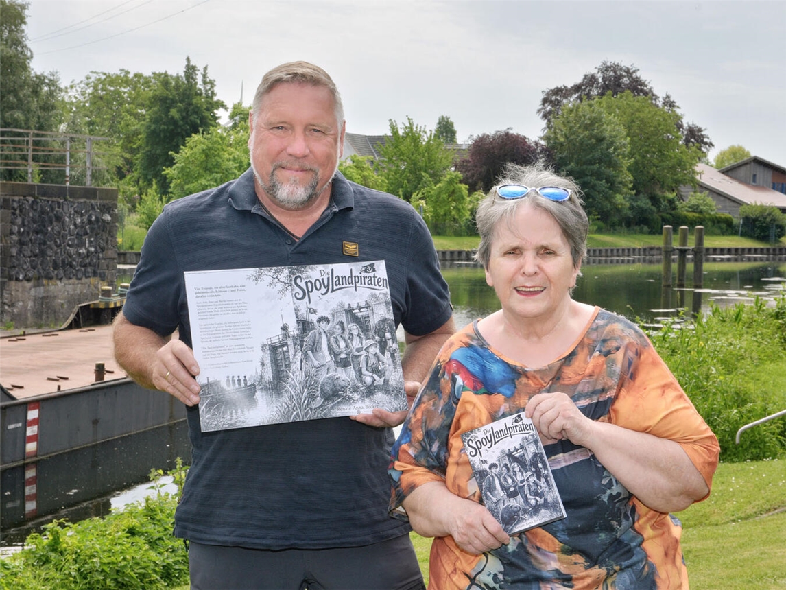 "Renate Anna Becker und Clemens Venmans an der Schleuse, Foto von Rüdiger Dehnen"
