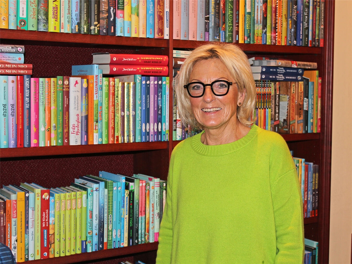 "Renate Bartmann in der Bücherecke Rees, Bücherregale, Einladung, NN-Foto von Thomas Langer"