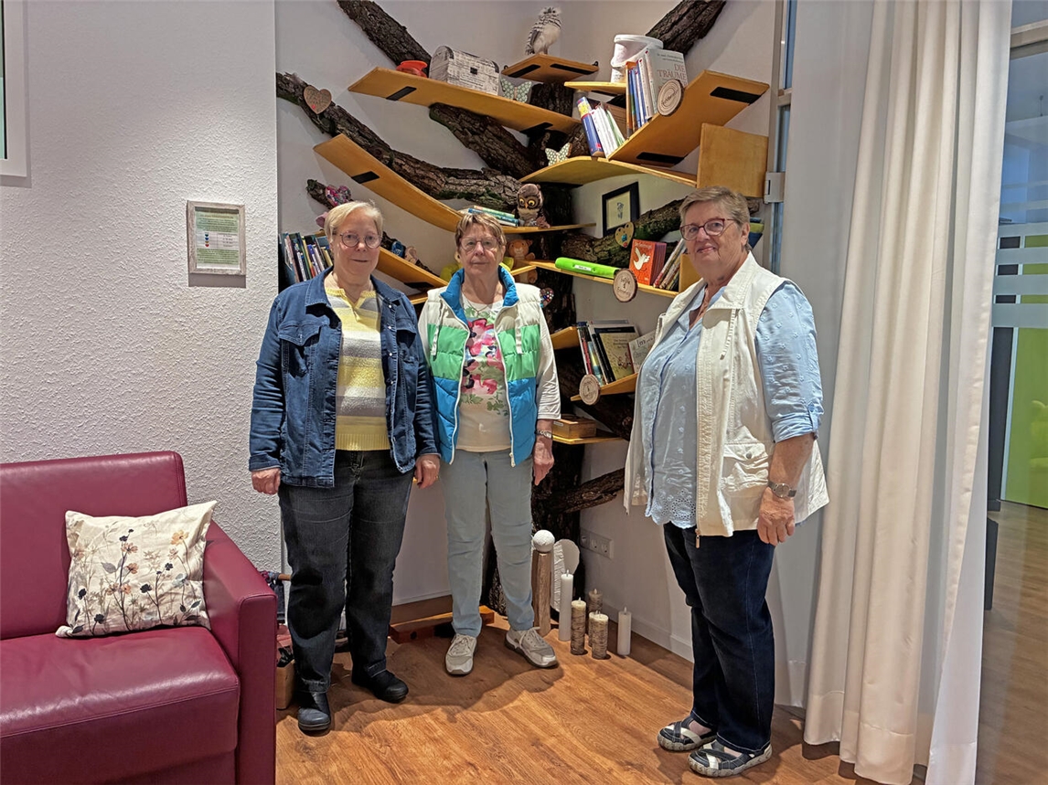 Renate Gessmann, Christa Rams und Astrid Förster bei Spendenübergabe am Bücherbaum im stups Kinderzentrum, DRK-Schwesternschaft Krefeld.