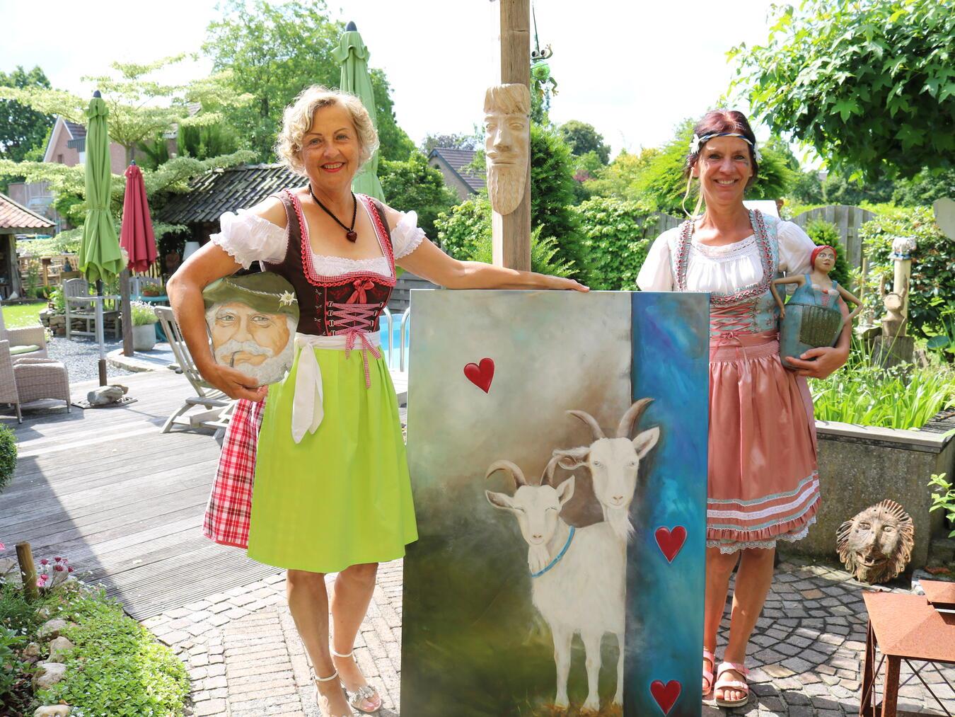 Renate Wischinski (l) und Doris Angenendt (r) freuen sich auf ihre gemeinsame Ausstellung. Sie möchten die Menschen zum Entschleunigen und Genießen einladen. Wer mag, kann gerne auch in Tracht zur Ausstellung kommen.NN-Fotos: CDS