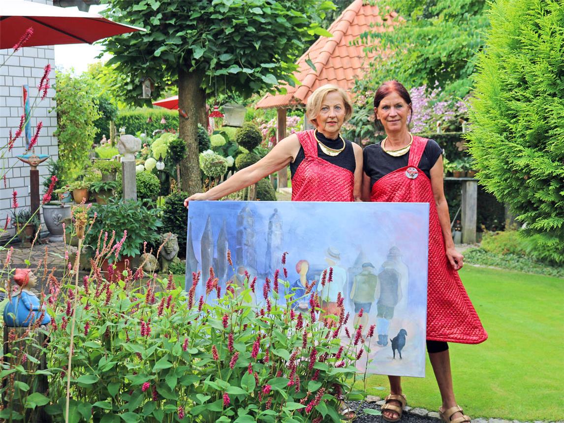 Renate Wischinski (l.) und Doris Angenendt (r.) haben ihr Motto wieder mit viel Kreativtät und künstlerischer Freiheit umgesetzt. NN-Fotos: CDS