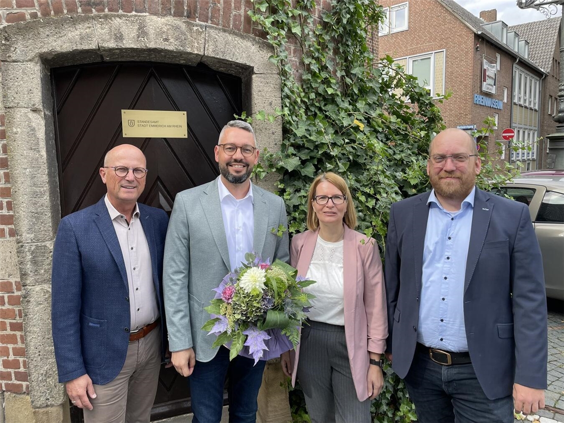 René Bolk feierte jetzt Dienstjubiläum (2.v.r.). Es gratulierten Bürgermeister Peter Hinze, Fachbereichsleiterin Nicole Bartsch und Personalrat Dominik Hoffmann (v.l.n.r.). Foto: Stadt Emmerich