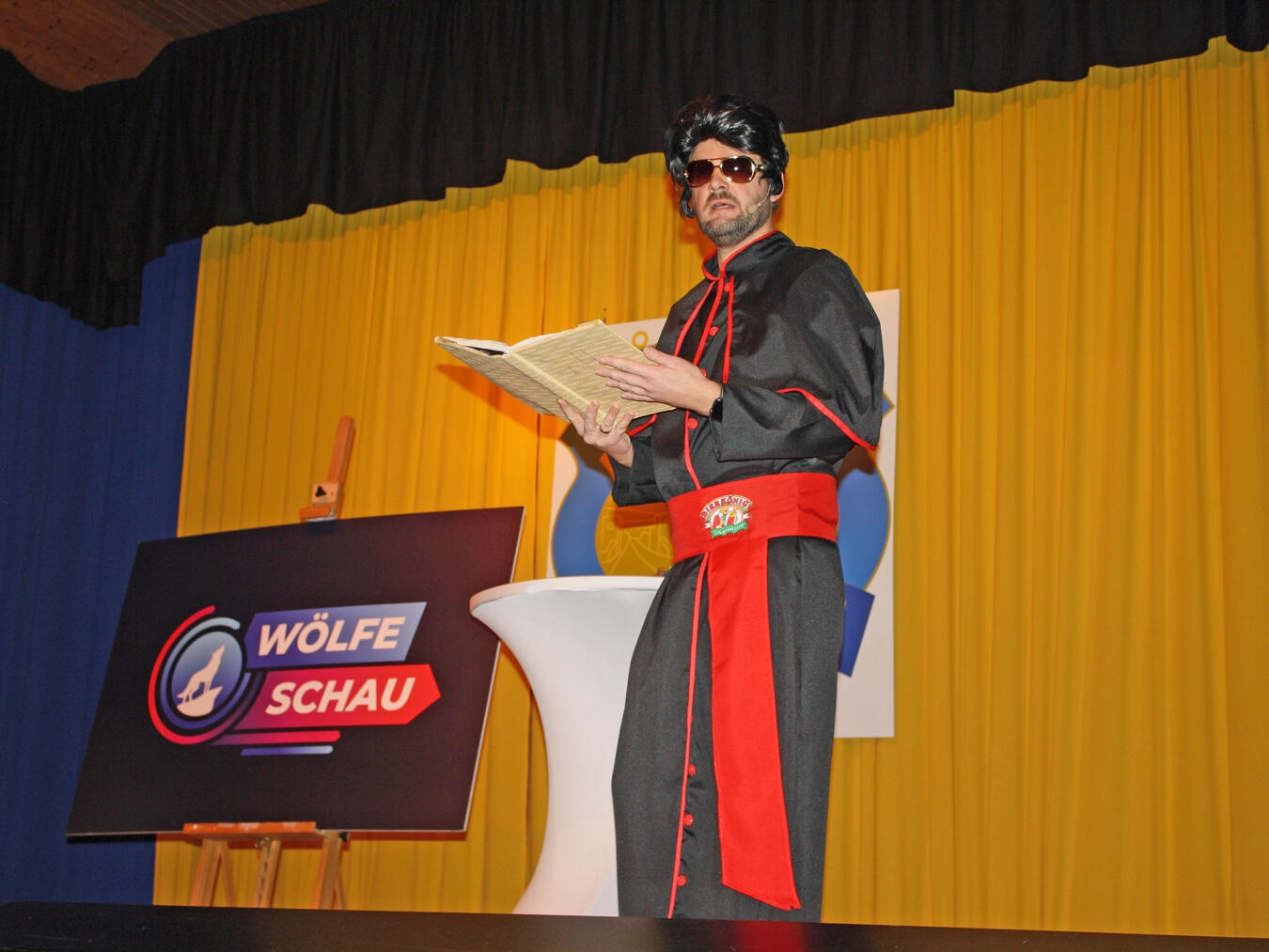 Rene Hübbers durfte sich ein weiteres mal in seiner Rolle als Bischof, diesmal in Elvis Manier, so richtig austoben. Foto: De Wölfkes