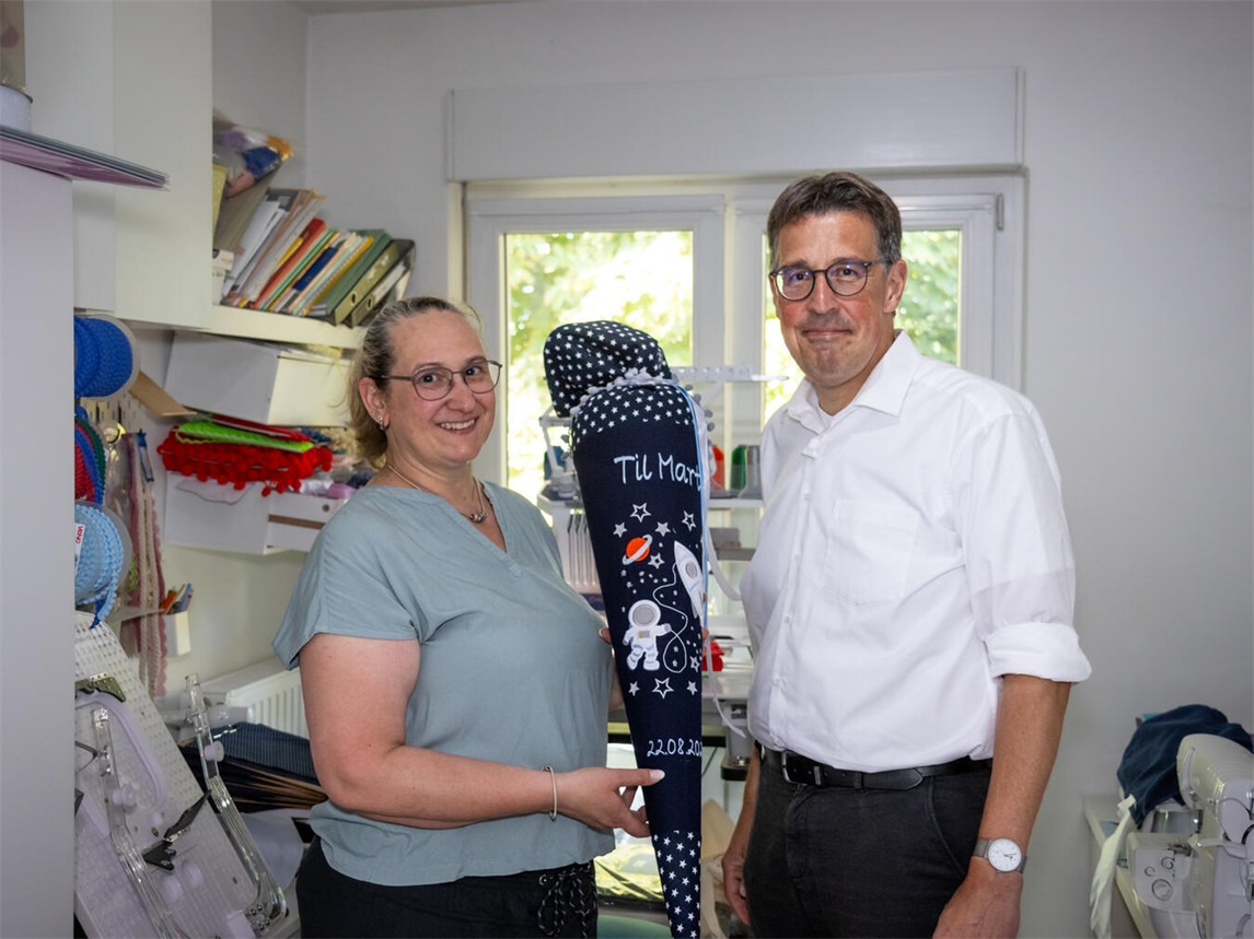 René Schneider hat sich bei Iris Mlekus die Kunst, die hinter den schönen Schultüten steckt, angesehen. Foto: Chrisi Stark