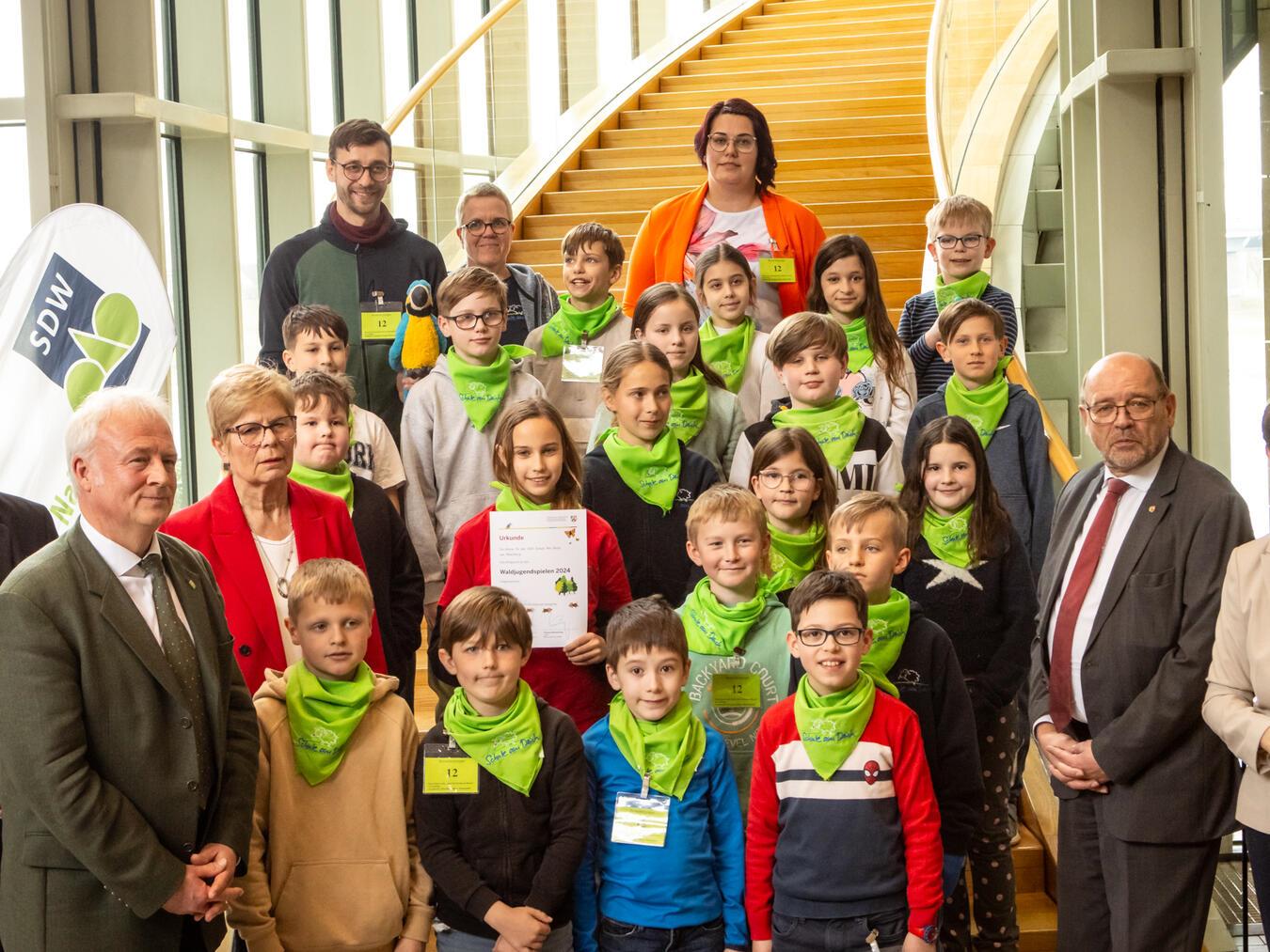 René Schneider (MdL), Thomas Kämmerling (Wald und Holz NRW-Leiter), Marie-Luise Fasse, (Landesvorsitzende Schutzgemeinschaft Deutscher Wald), Rainer Schmeltzer (1. Vizepräsident des Landtags), Silke Gorißen (Forstministerin NRW) mit der Klasse 4a und ihren Begleitpersonen Nils Conrad (Erzieher Betreuungsmaßnahmen), Anette Krömker (Schulleiterin/ Klassenlehrerin 4a), Sarah Vetter (Integrationskraft). Foto: Chrisi Stark