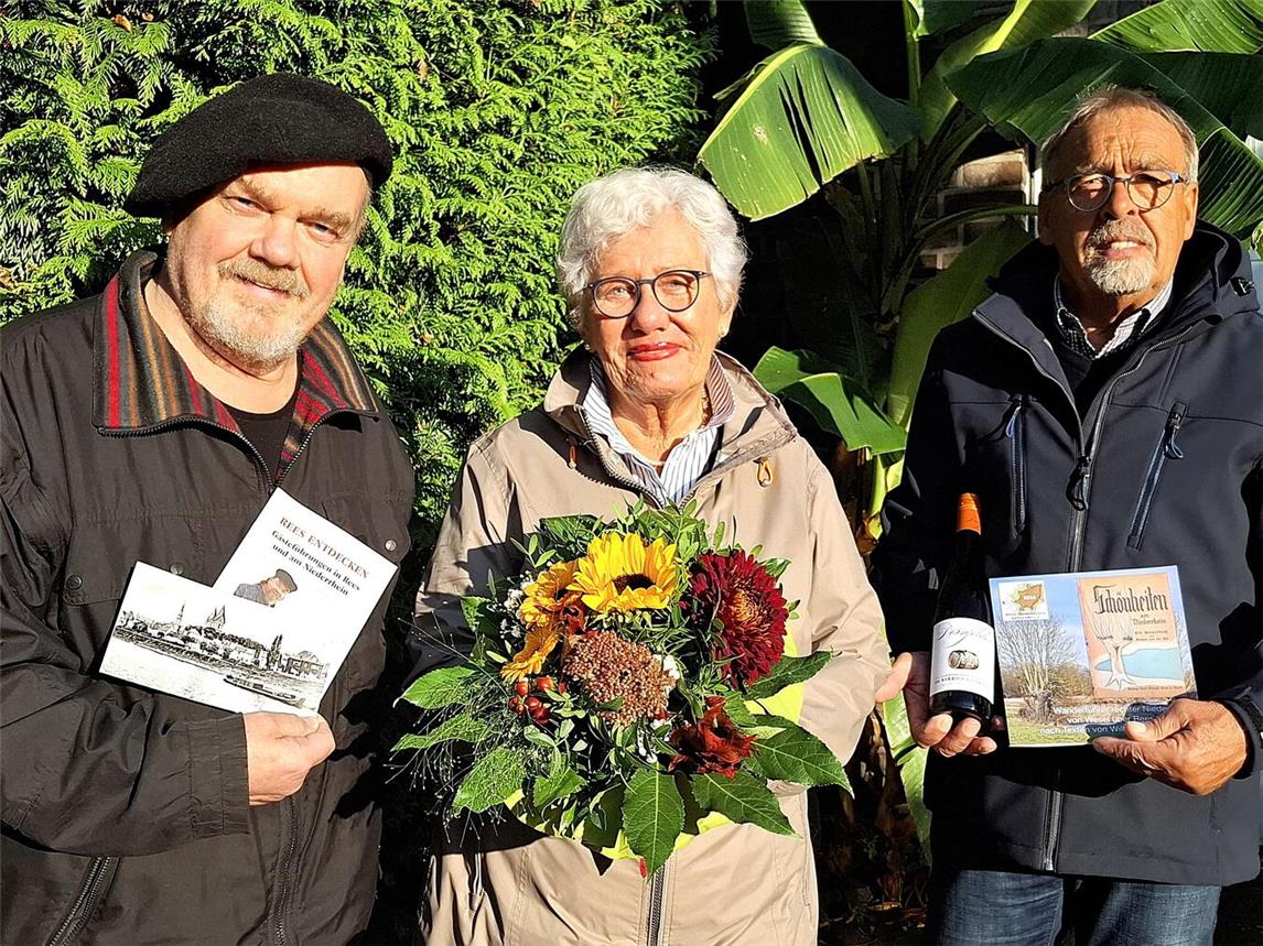 Ressa-Vorsitzender Heinz Wellmann (l.) heißt Bärbel und Peter Ernsting im Verein willkommen. Foto: Ressa