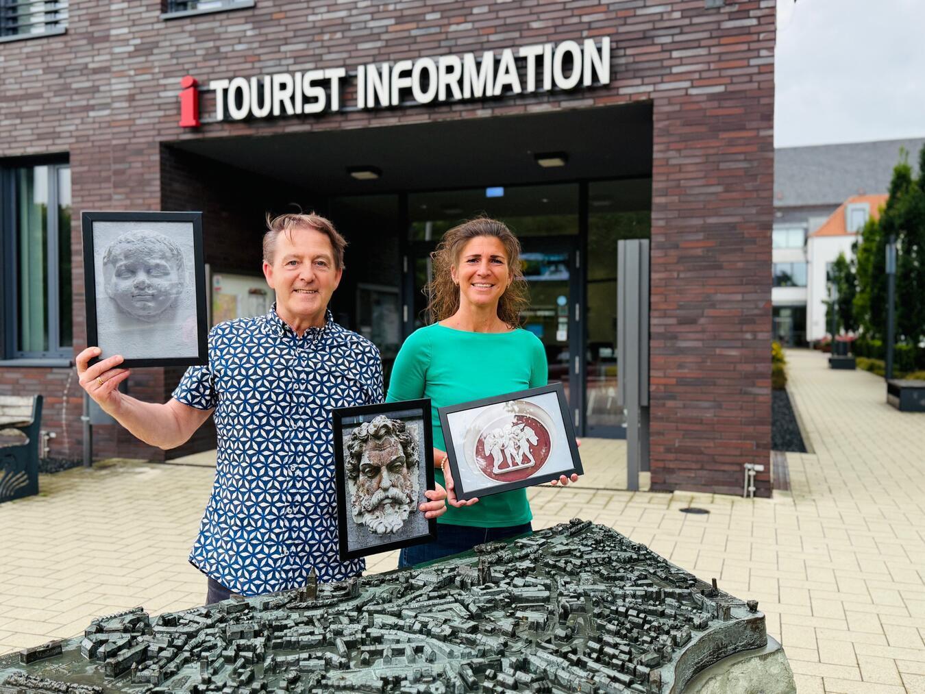 Restaurator Clemens Giesen und WTM-Geschäftsführerin Verena Rohde mit den Exponaten. Foto: WTM