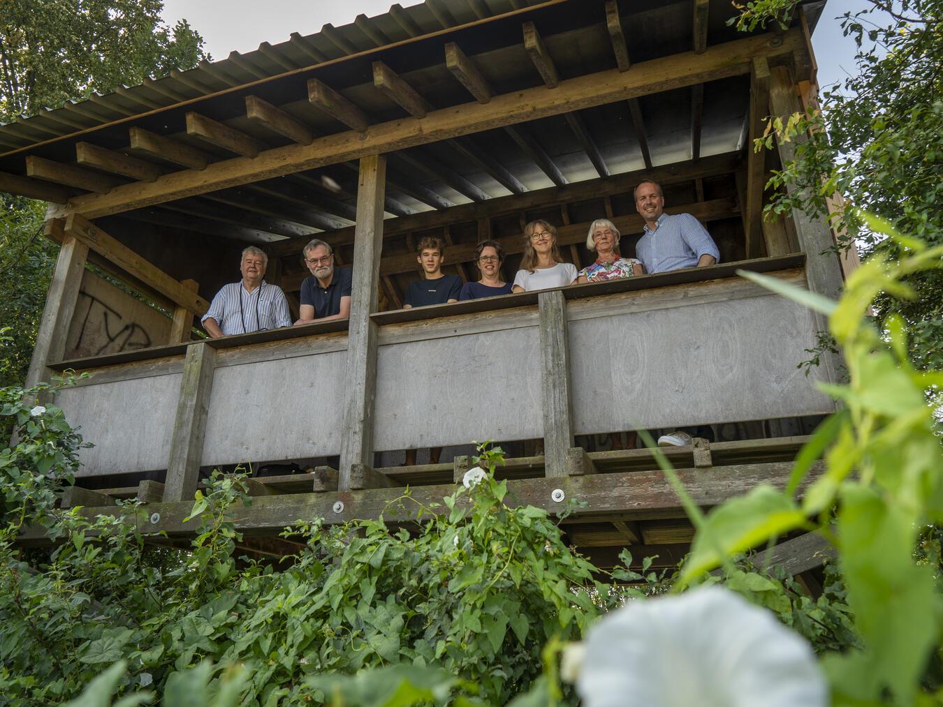 Restaurierung abgeschlossen: Die Aussichtskanzel im Naturschutzgebiet ist wieder zugänglich und wurde im Rahmen der Flächenübergabe gleich mit eröffnet. NN-Foto: Gerhard Seybert