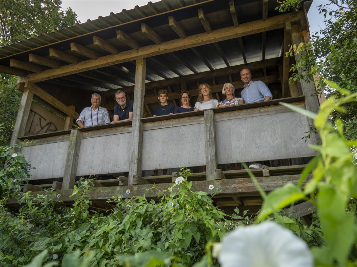 Restaurierung abgeschlossen: Die Aussichtskanzel im Naturschutzgebiet ist wieder zugänglich und wurde im Rahmen der Flächenübergabe gleich mit eröffnet. NN-Foto: Gerhard Seybert