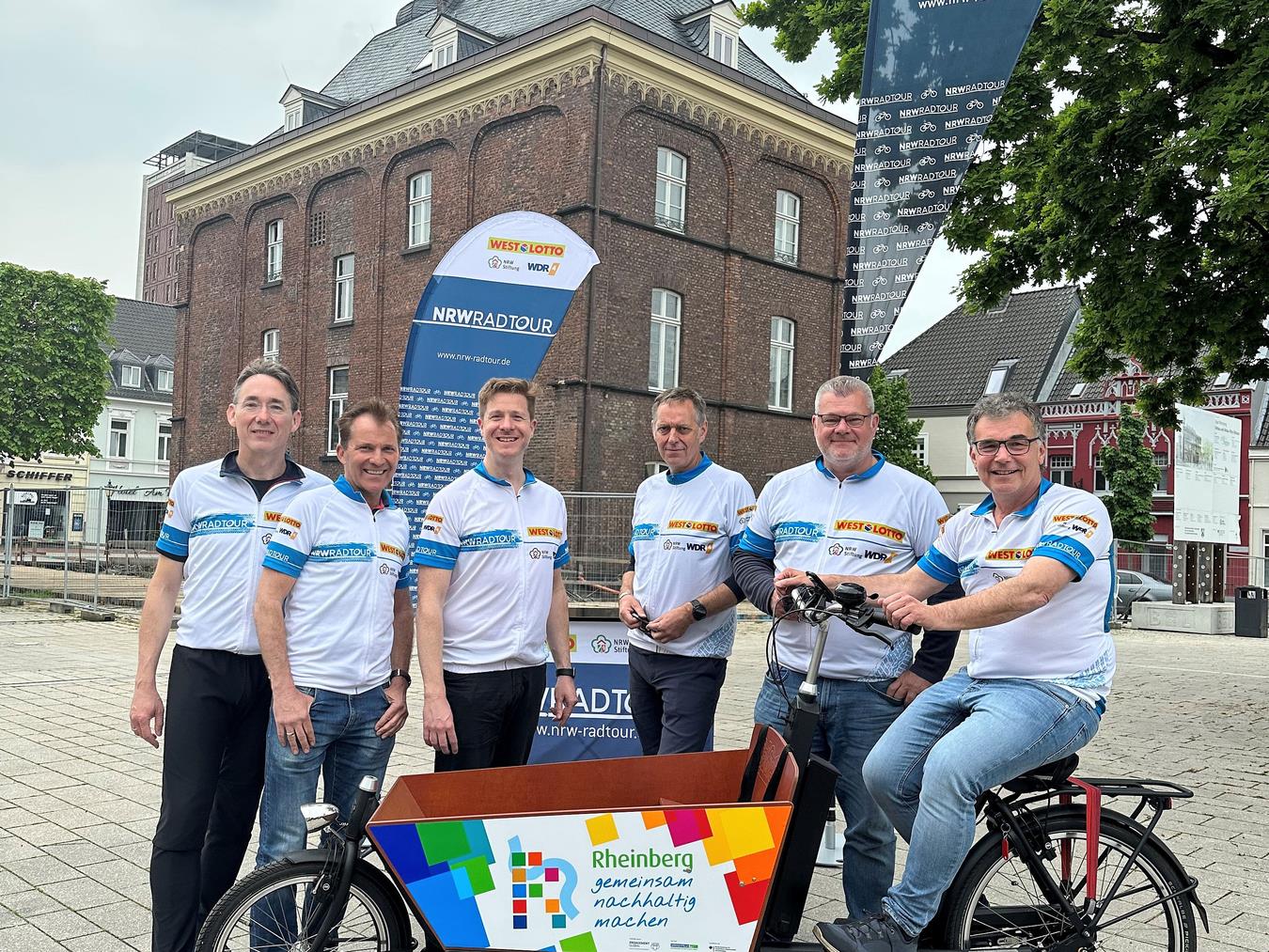 Rheinbergs Bürgermeister Dietmar Heyde (r.) hat sich fürs Pressefoto zur NRW-Radtour schonmal aufs Fahrrad geschwungen. NN-Foto: SP