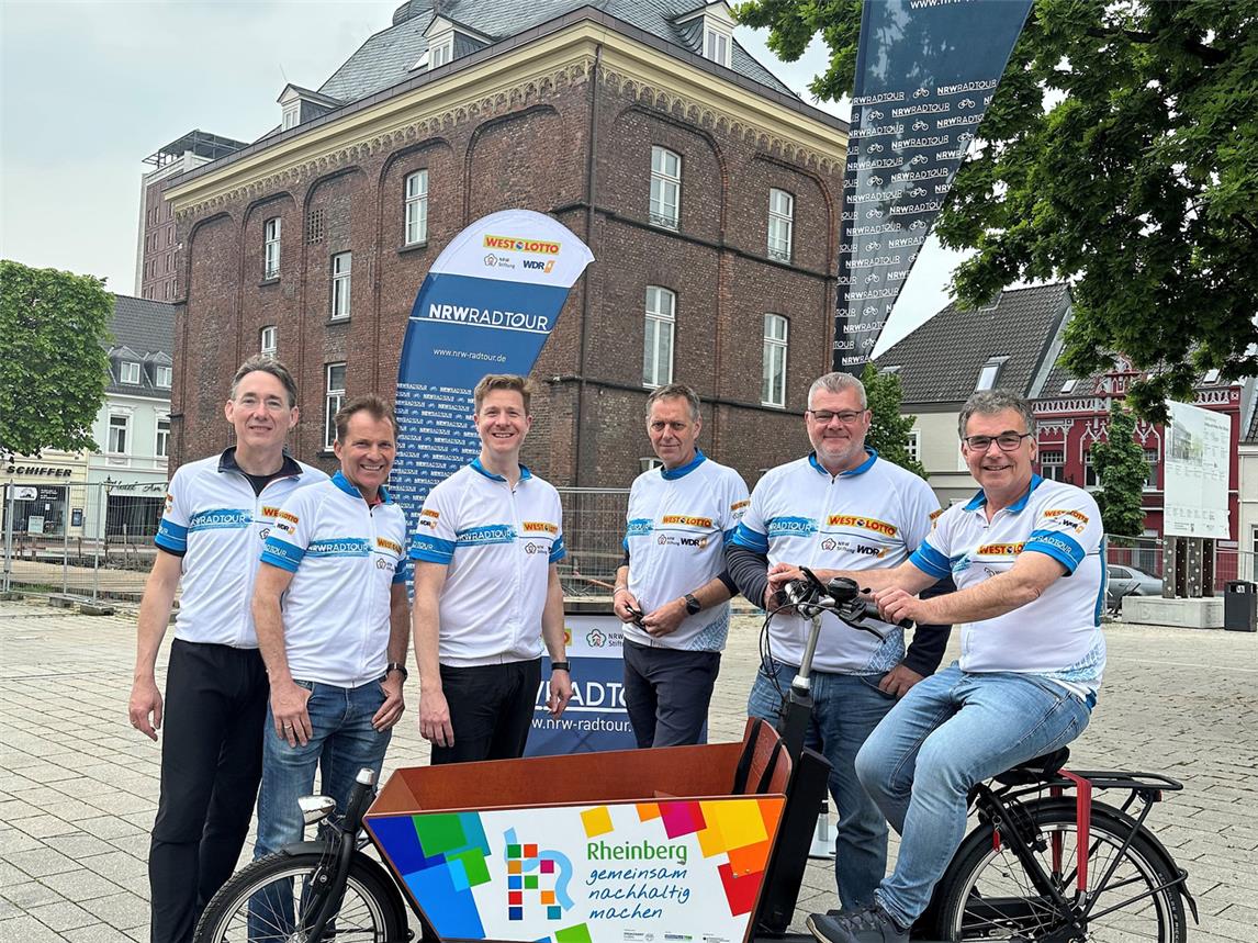 Rheinbergs Bürgermeister Dietmar Heyde (r.) hat sich fürs Pressefoto zur NRW-Radtour schonmal aufs Fahrrad geschwungen. NN-Foto: SP