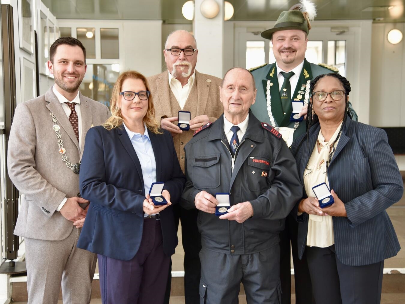 Rheinbergs Bürgermeister Philipp Richter, Tanja Braun (Tafel Rheinberg), Dieter Zindel (Bürgerbus-Verein Rheinberg e. V.), Günter Wiebusch (Freiwillige Feuerwehr Rheinberg, Löschzug Borth-Wallach), Andreas Blumenstengel (Bürgerschützenverein Orsoy von 1551 e. V.) und Maureen Miller-Welters (Migrationsbeirat) beim Neujahrsempfang. Foto: Stadt Rheinberg