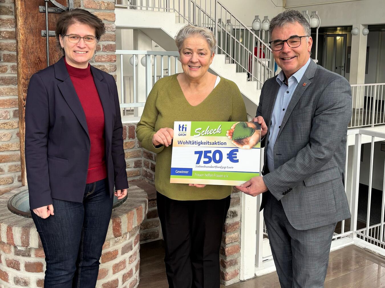 Rheinbergs Sozialdezernentin Iris Itgenshorst und Bürgermeister Dietmar Heyde übergaben den Spendenscheck an die Geschäftsführerin des Vereins „Frauen helfen Frauen e. V.“ Sabine Kellner. Foto: Stadt Rheinberg