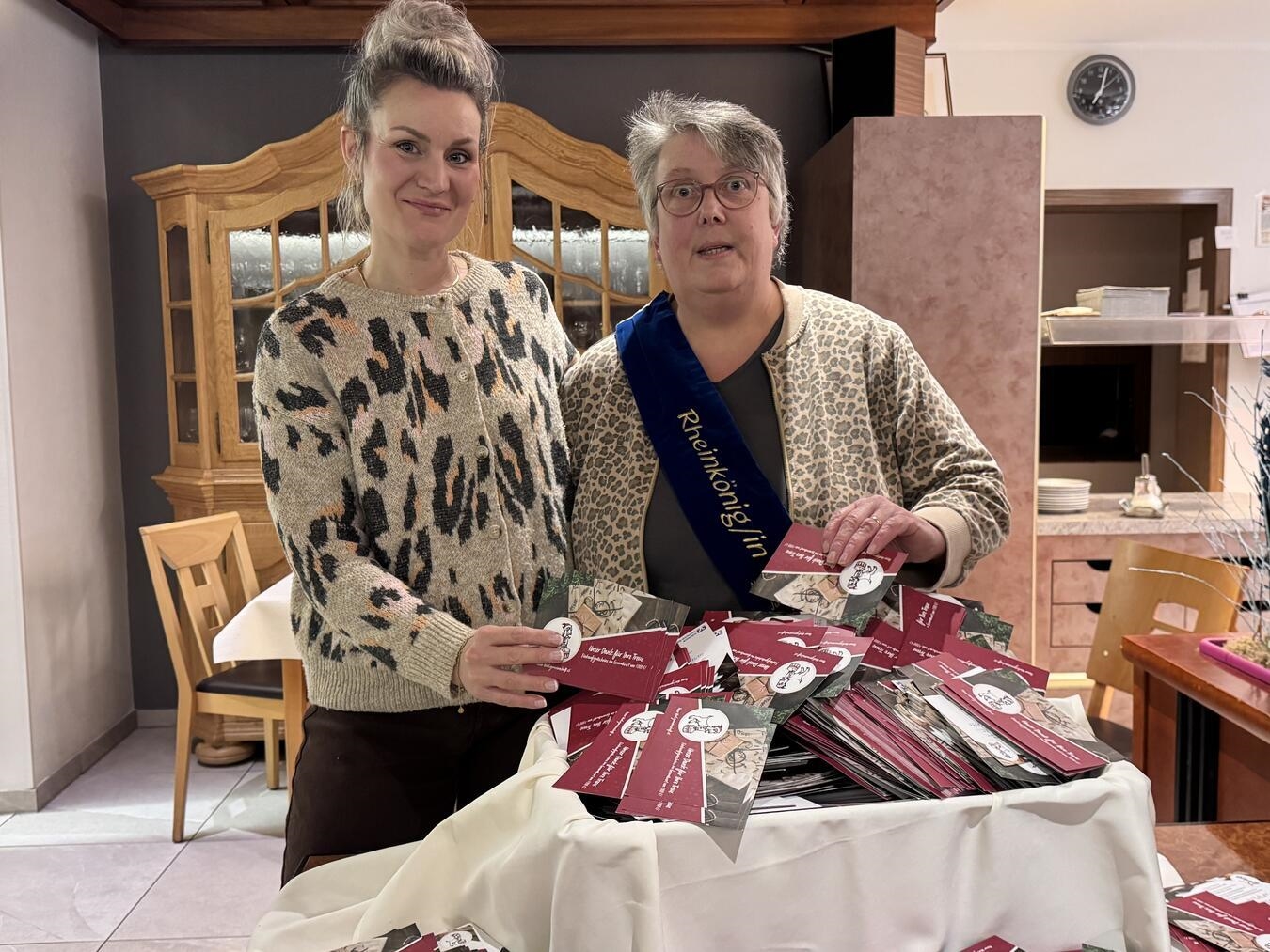 Rheinkönigin Jutta Green (r.) hat mit der RWG-Vorsitzenden Anika Nobel die Gewinner der Ziegenverlosung gezogen. Foto: privat