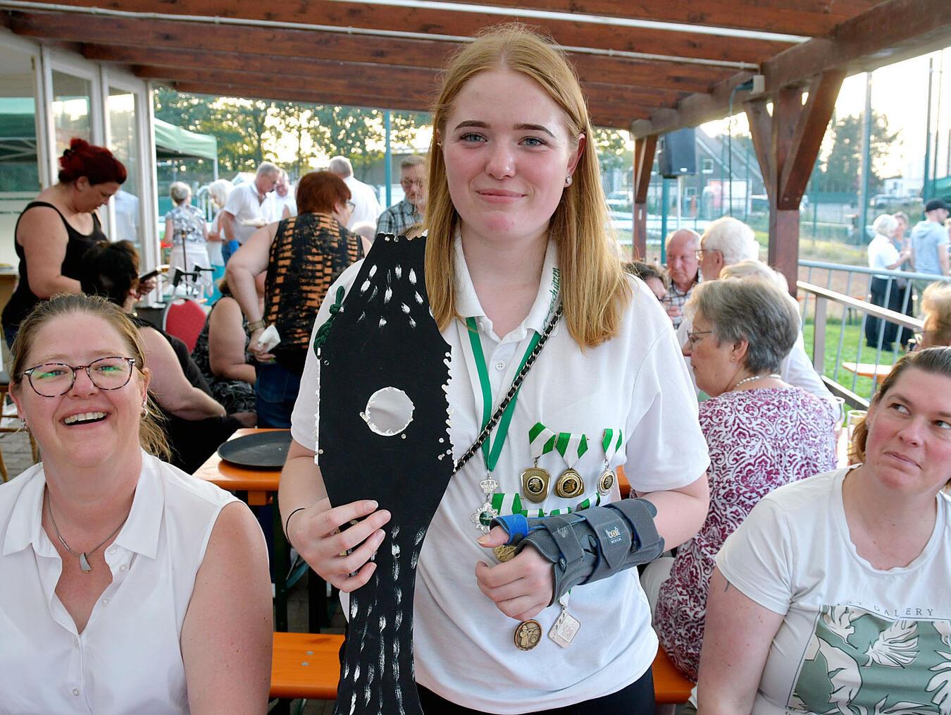 Ortsvorsteherin ist Königin Riccarda de Jong ist mit dem 222. Schuss Jugendprinzessin des BSV geworden. NN-Foto: Rüdiger Dehnen