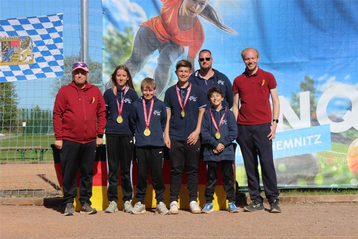Rieke Veenstra, Gustav Ebbing, Luis Krieger (alle Düsseldorf) und Valentin Droop (Boulefreunde Pont). Im Hintergrund: Coach Thorsten Ritter. Foto: privat