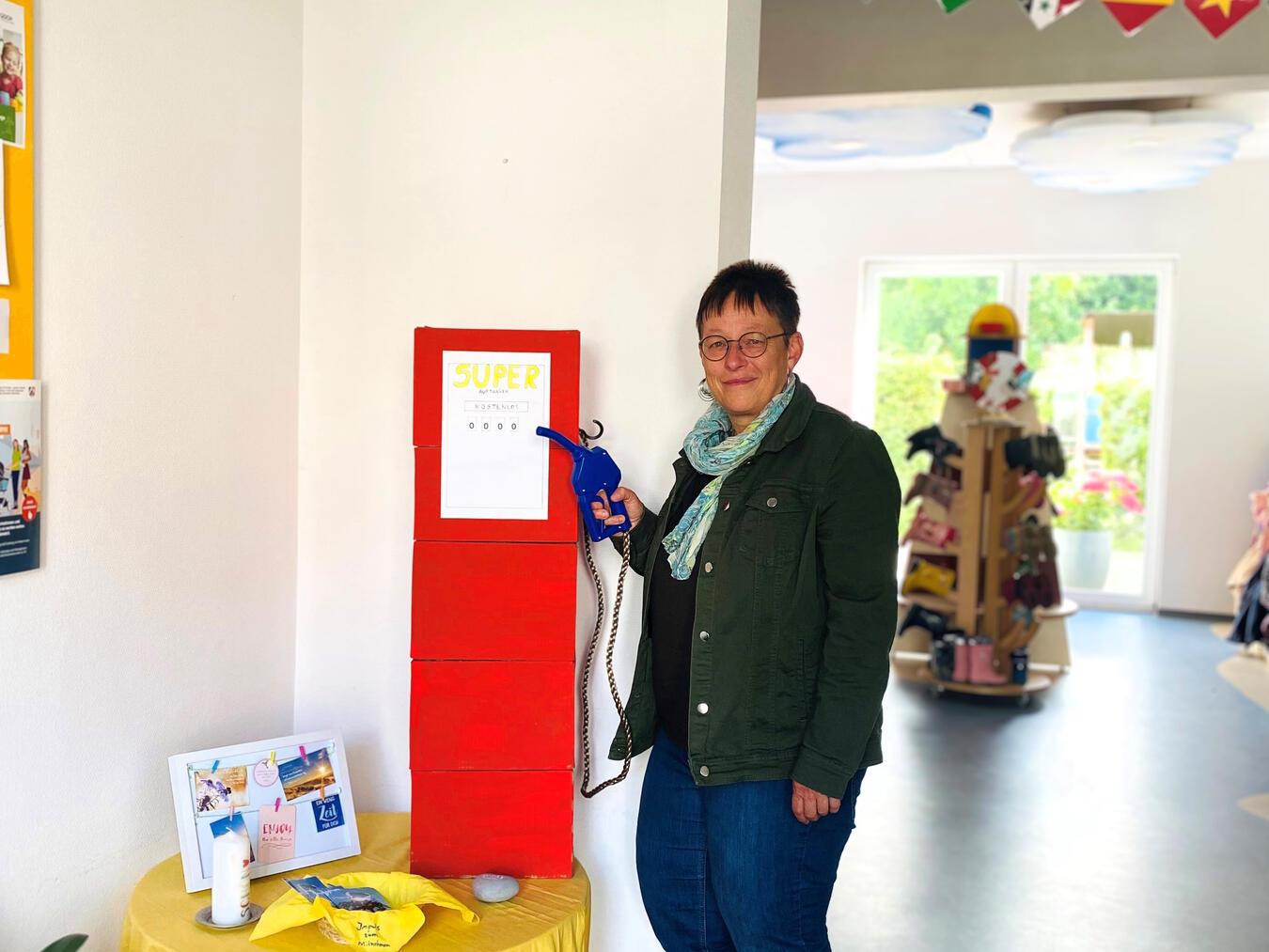 Rita Simons an der Seelentankstelle im Eingangsbereich der Caritas-Kindertagesstätte Sterntaler in Goch. Fotos: privat