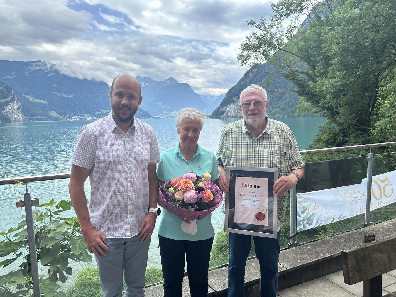 Rita und Karl-Heinz Biermann mit Maurus Stöckli, Geschäftsführer der Uri Tourismus AG (l.). Foto: privat