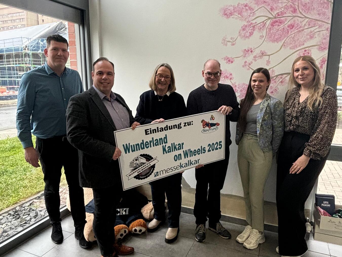 Wunderland Kalkar on Wheels: Elterninitiative Kinderkrebsklinik ist mit dabei Rob Meijer (Messe Kalkar), Leon Westerhof (Messe Kalkar), Gabriele Hänsel (Elterninitiative Kinderkrebsklinik e.V.), André Zappey (Elterninitiative Kinderkrebsklinik e.V.), Berenda Trippen (Messe Kalkar), Finja Sverko (Messe Kalkar; v.l.) Foto: Messe Kalkar