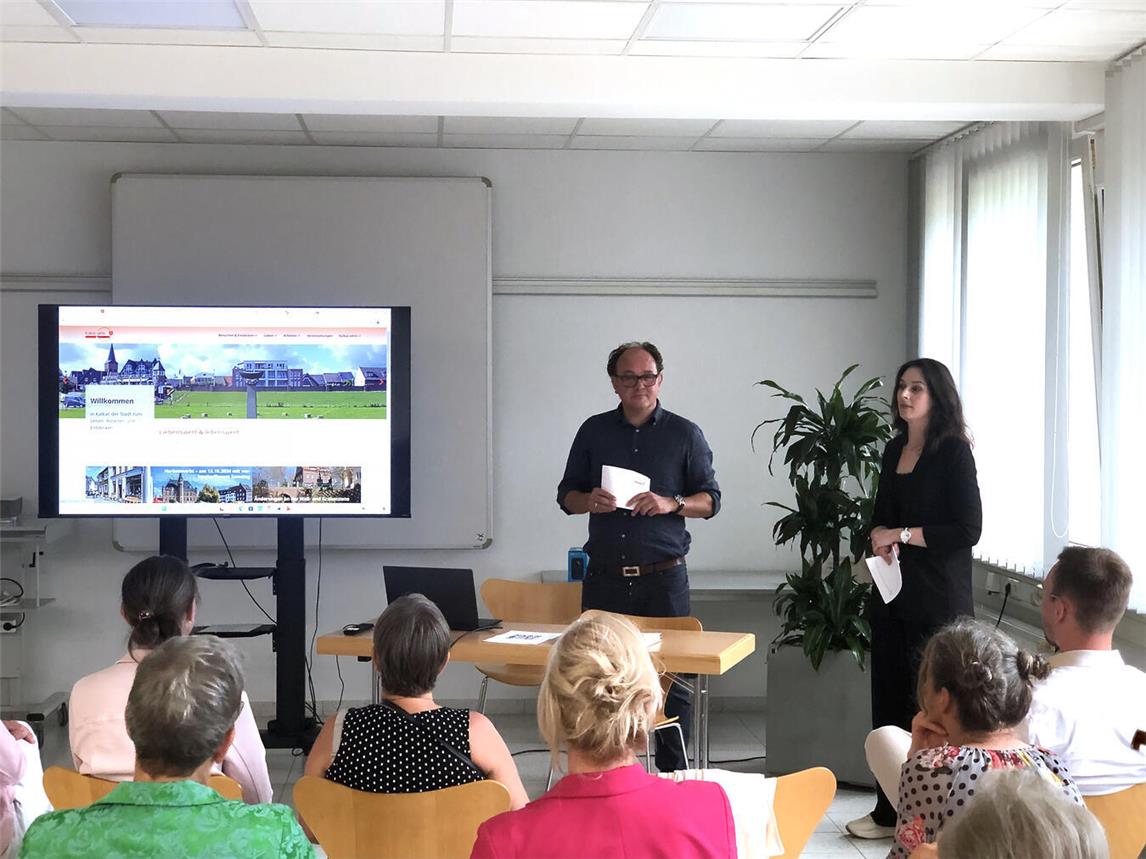 Robert Beinio und Alexandra Bottenbruch von Kalkar aKtiv stellen die neue Homepage vor. Foto: Kalkar aKtiv