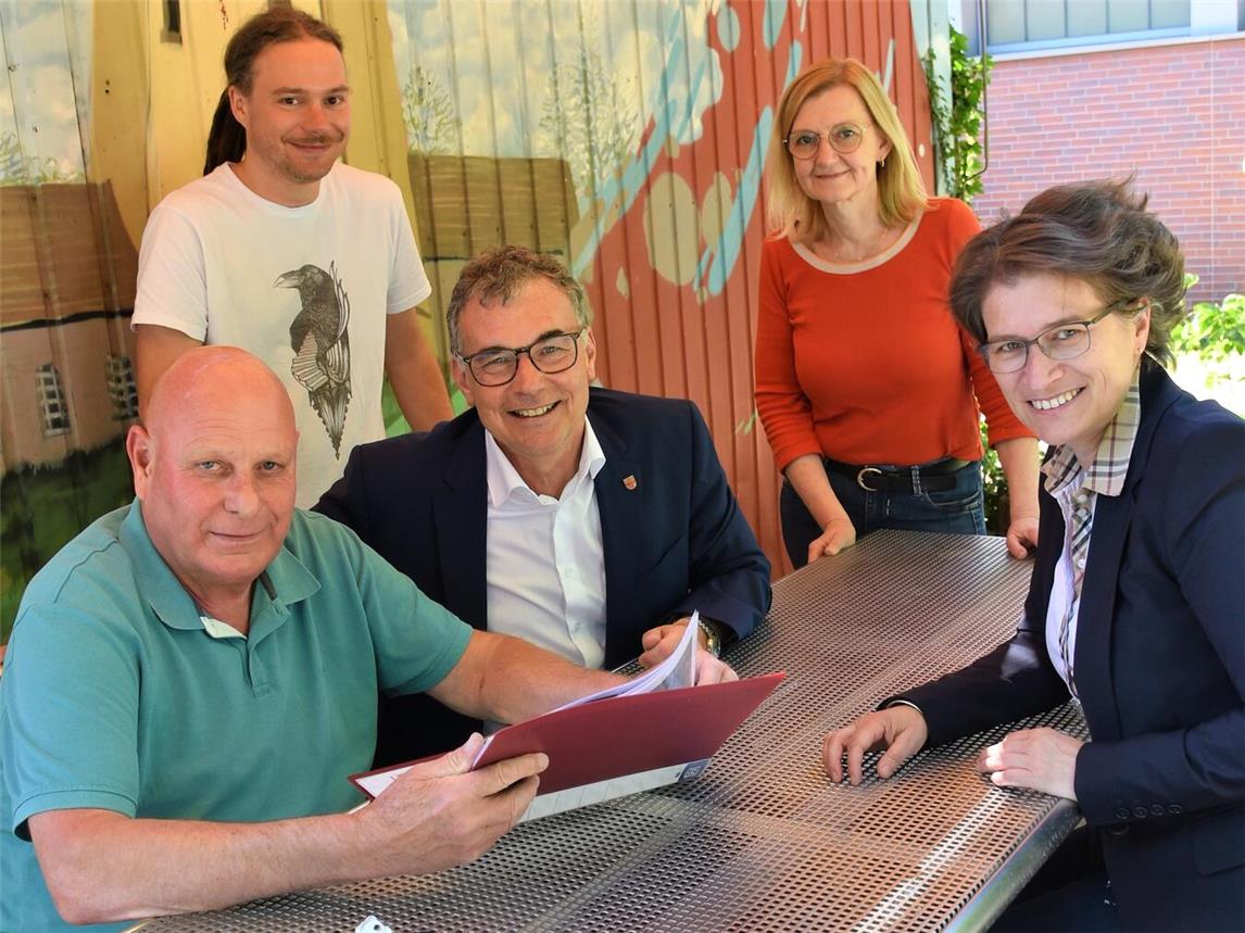 Robert Meier (l.) freute sich über den Besuch von Bürgermeister Dietmar Heyde (3.v.l.) und Sozialdezernentin Iris Itgenshorst (r.) und zeigte anhand von Fotos, wie sich der Platz seit 2011 verändert hat. Außerdem auf dem Foto zu sehen sind Sebastian Sturm (2.v.l.) und Babette Heimes (2.v.r.). Foto: Stadt Rheinberg