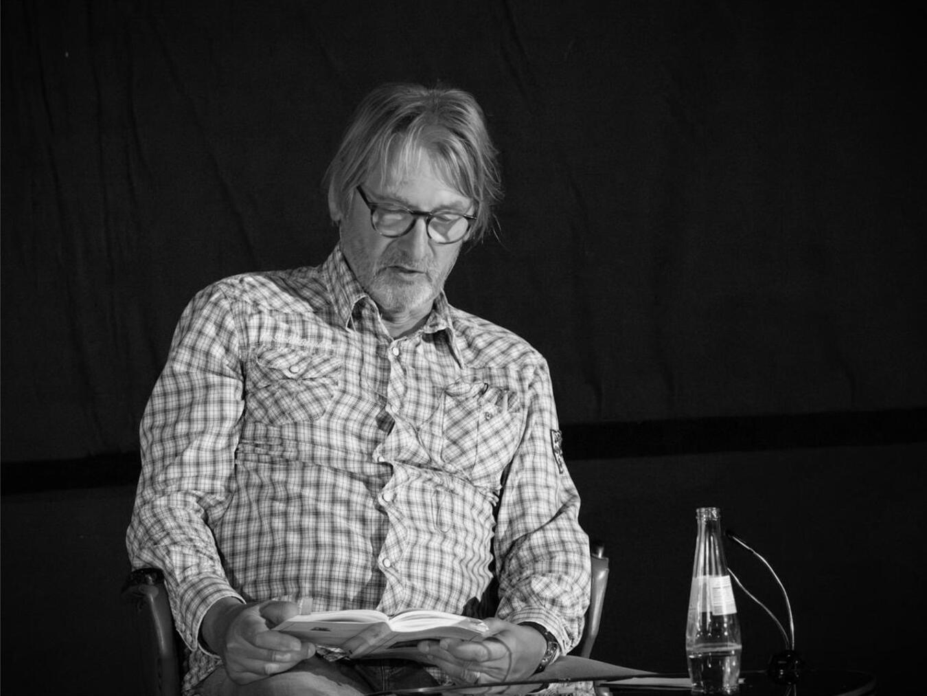 "Robert Peters liest aus Romanen im Goli Theater, Foto privat, Buchlesung, Autor, Kulturveranstaltung"