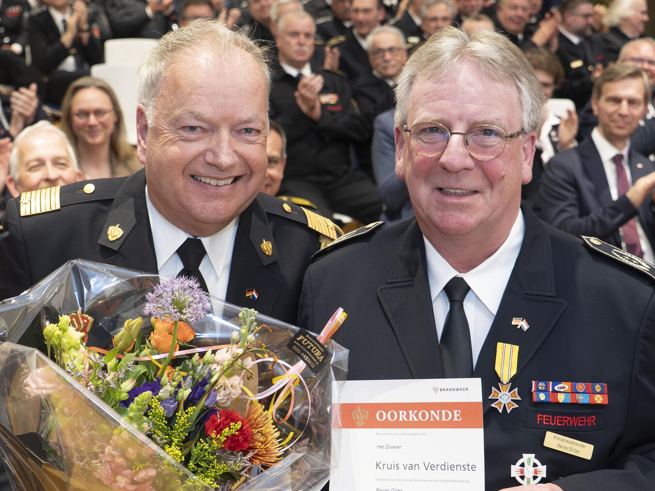 Robert Polman verleiht Reiner Gilles die Auszeichnung.