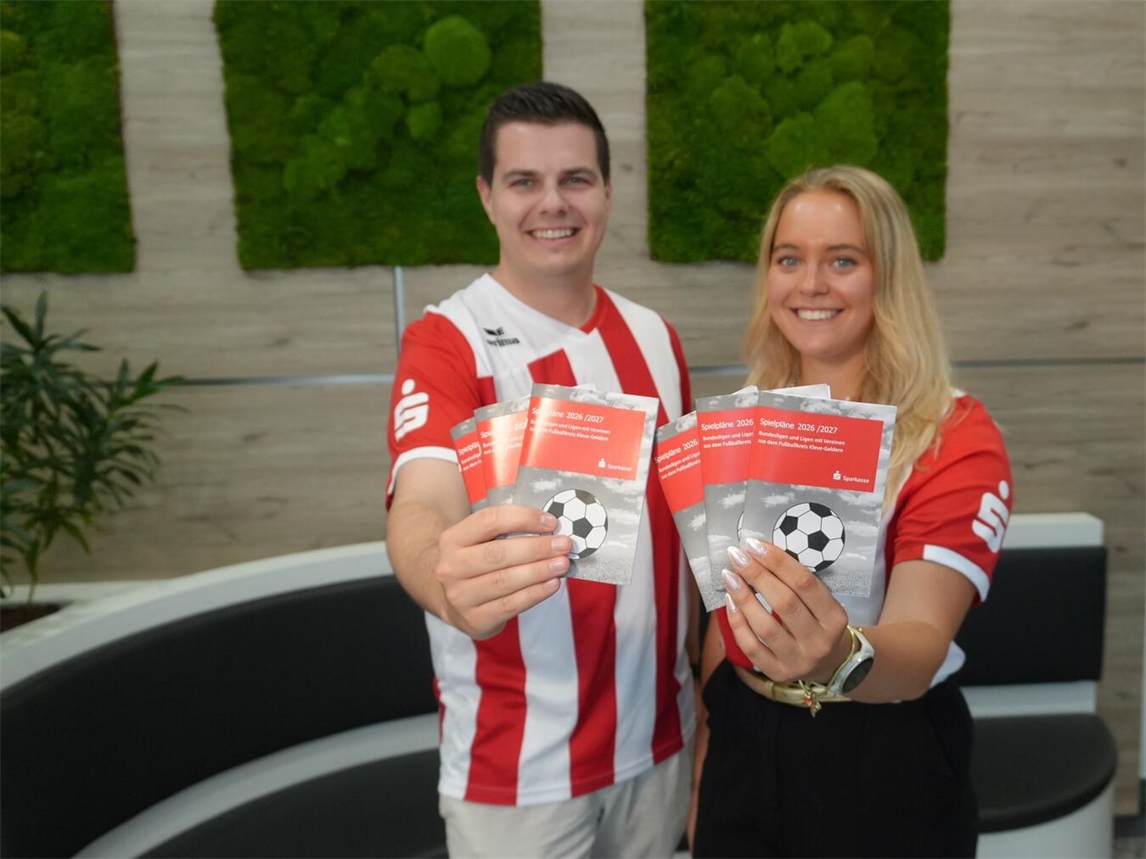 "Robin Kodera und Lea Vehreschild präsentieren den Fußballplaner 2026/2027 der Sparkasse Rhein-Maas."