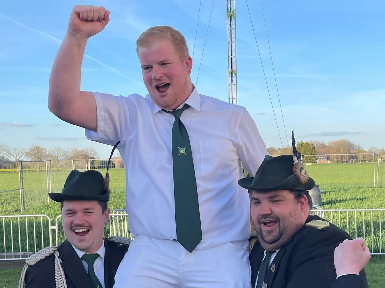 "Robin Otten als Schützenkönig der St. Maria-Bruderschaft Achterhoek, lächelnd in Tracht"