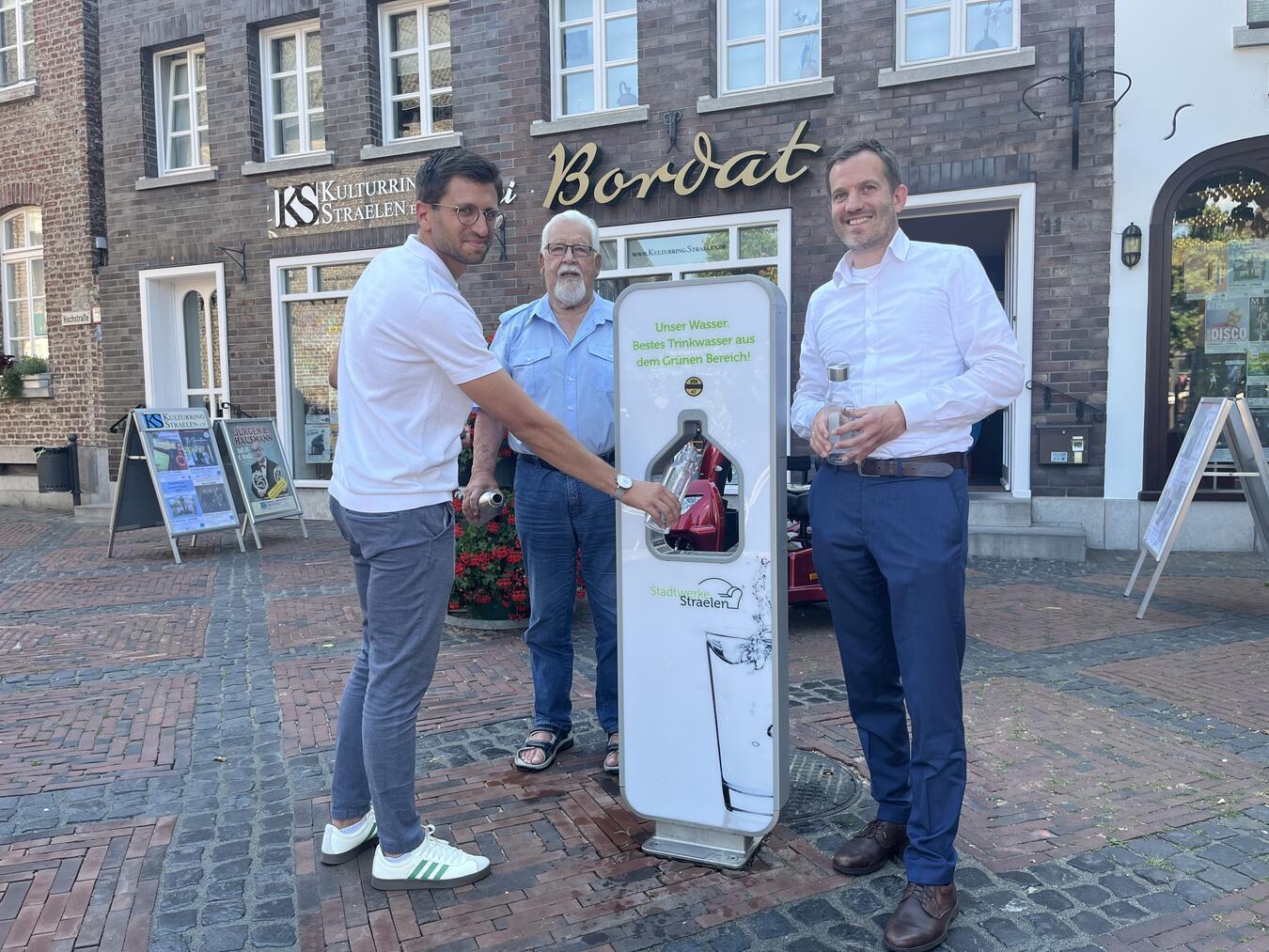 Robin Schmidt, Leiter der Stadtwerke, Karl-Heinz van Gerven, unter anderem Ideengeber für den neuen Trinkwasserbrunnen, und Bürgermeister Bernd Kuse.Foto: Stadt Straelen
