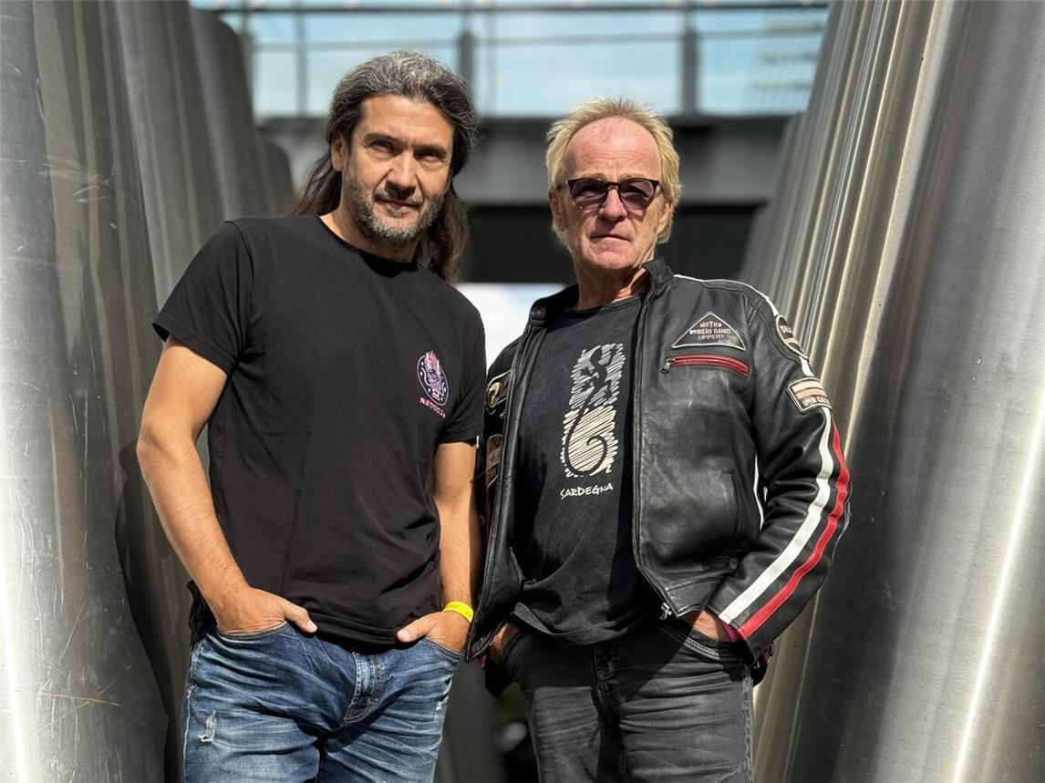 Rocken das Kastell: Martin Engelien (r.) und Victor Smolski stehen nicht nur auf der Bühne, sondern sind auch die kreativenKöpfe hinter der Show. Foto: Go Music