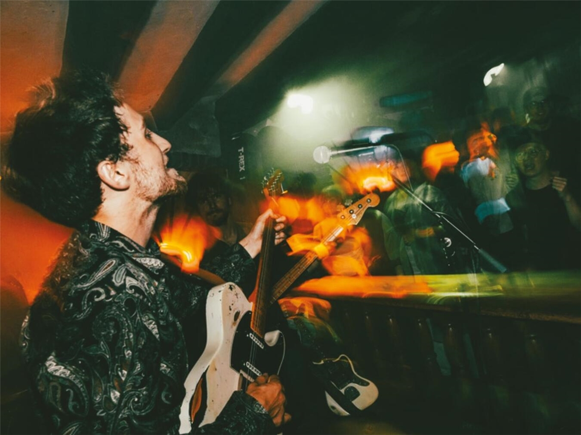"Live-Auftritt der Nathan Becker Blues Band im Joker, rockiger Blues-Konzertabend im Sommer."