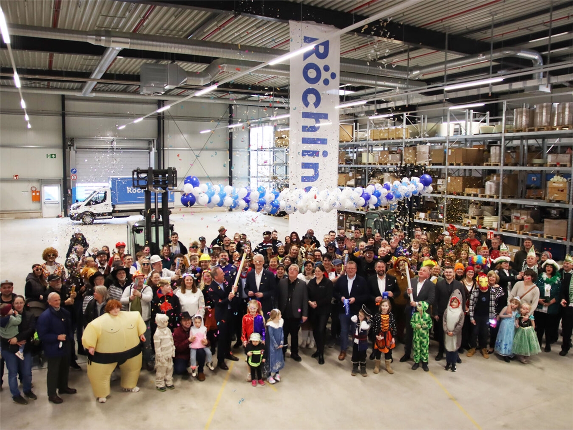 Röchling Industrial Xanten hat gemeinsam mit Mitarbeitenden und Gästen die neue Produktionshalle feierlich eingeweiht. Foto: Röchling Industrial