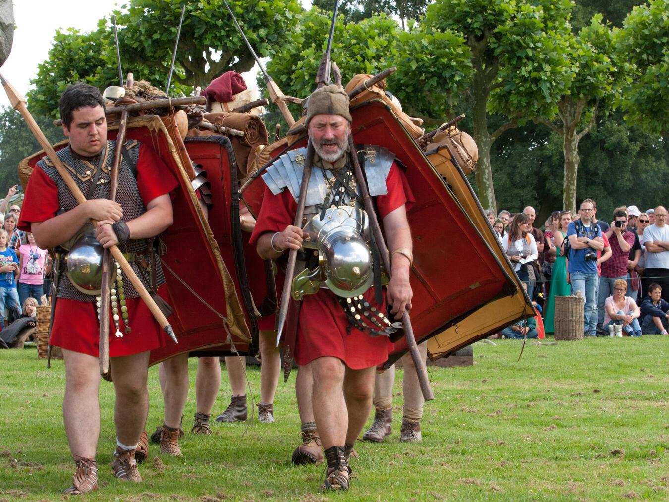 Übungsmarsch der dritten Kohorte Römische Legionäre auf dem Marsch .Foto: Axel Thünker DGPh