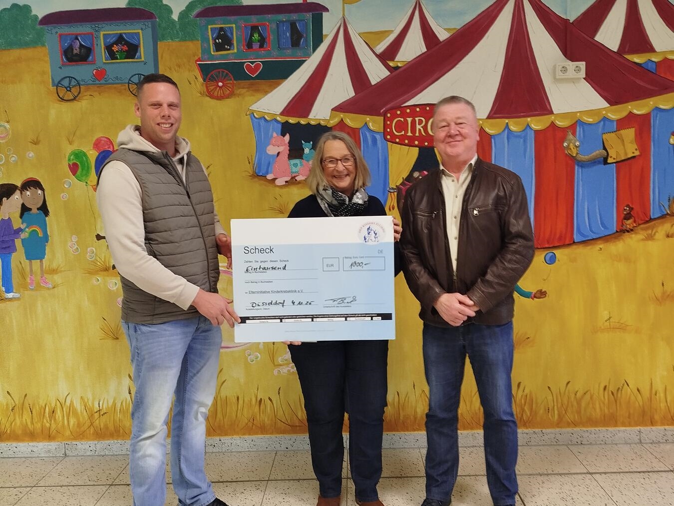 Roland van Hoof (r.) Und Thomas Brands (l.) überreichten den Scheck an Gabriele Hänsel. Foto: BSV 1952 Kellen