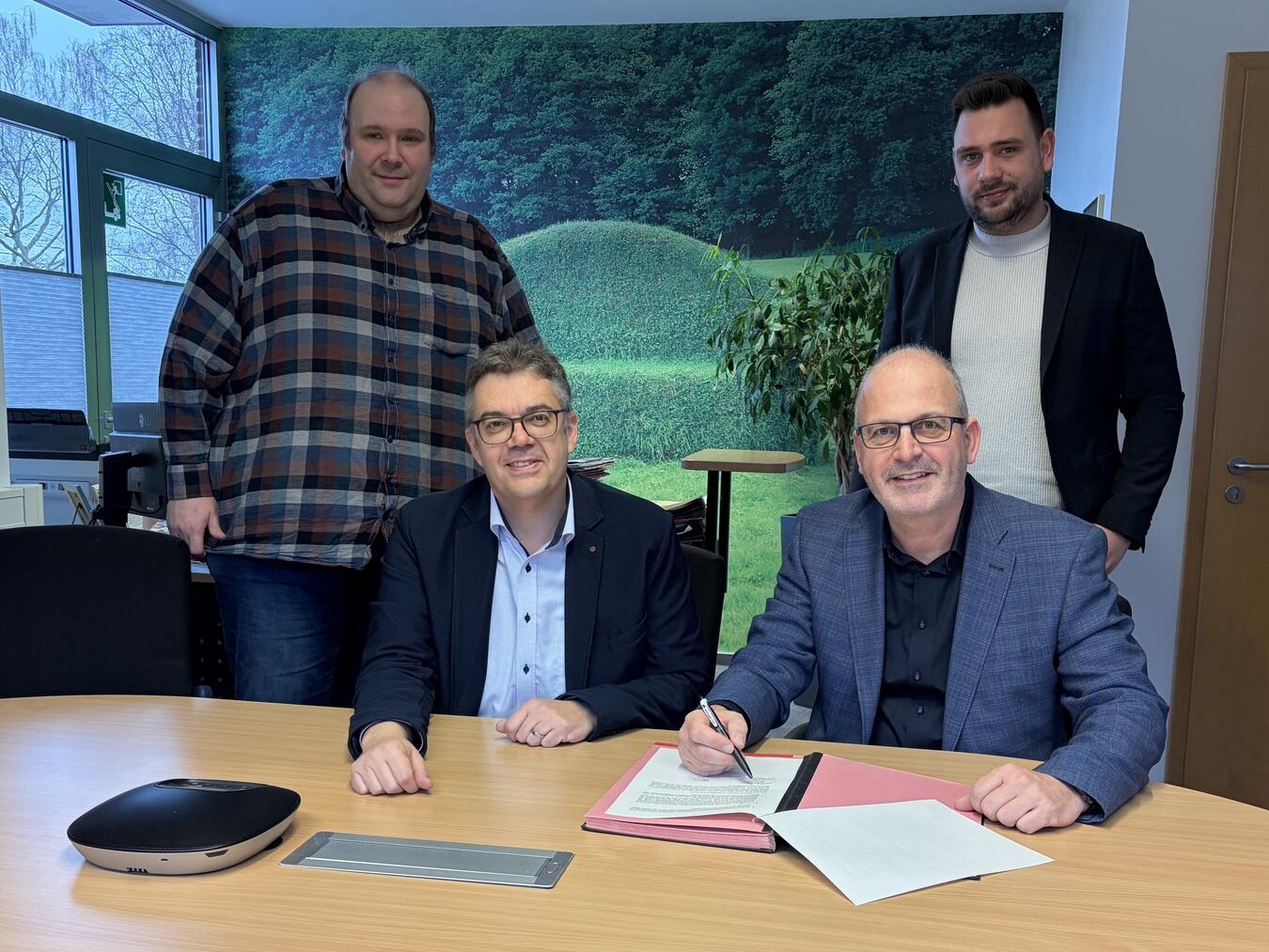 Rolf Oymann (Gemeinde Issum), Christian Hinkelmann (allgemeiner Vertreter des Bürgermeisters in Straelen), Alexander Alberts (Bürgermeister der Gemeinde Issum) und Jan Landers (Stadt Straelen) bei der Vertragsunterzeichnung.Foto: Stadt Straelen