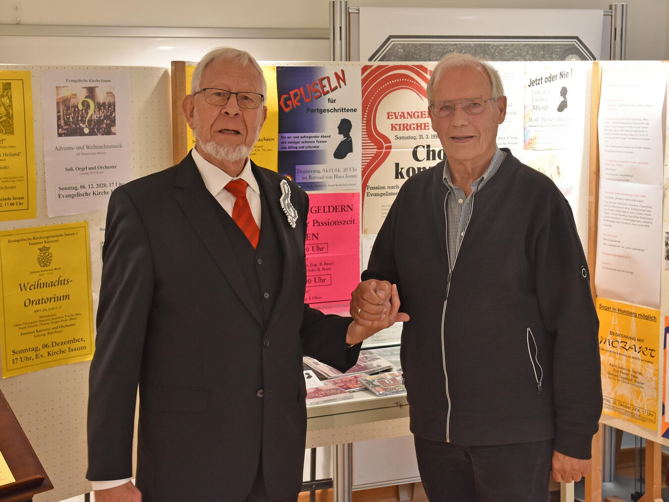 Rolf Pester dankt Gerhard Hermsen für die Ausstellung.