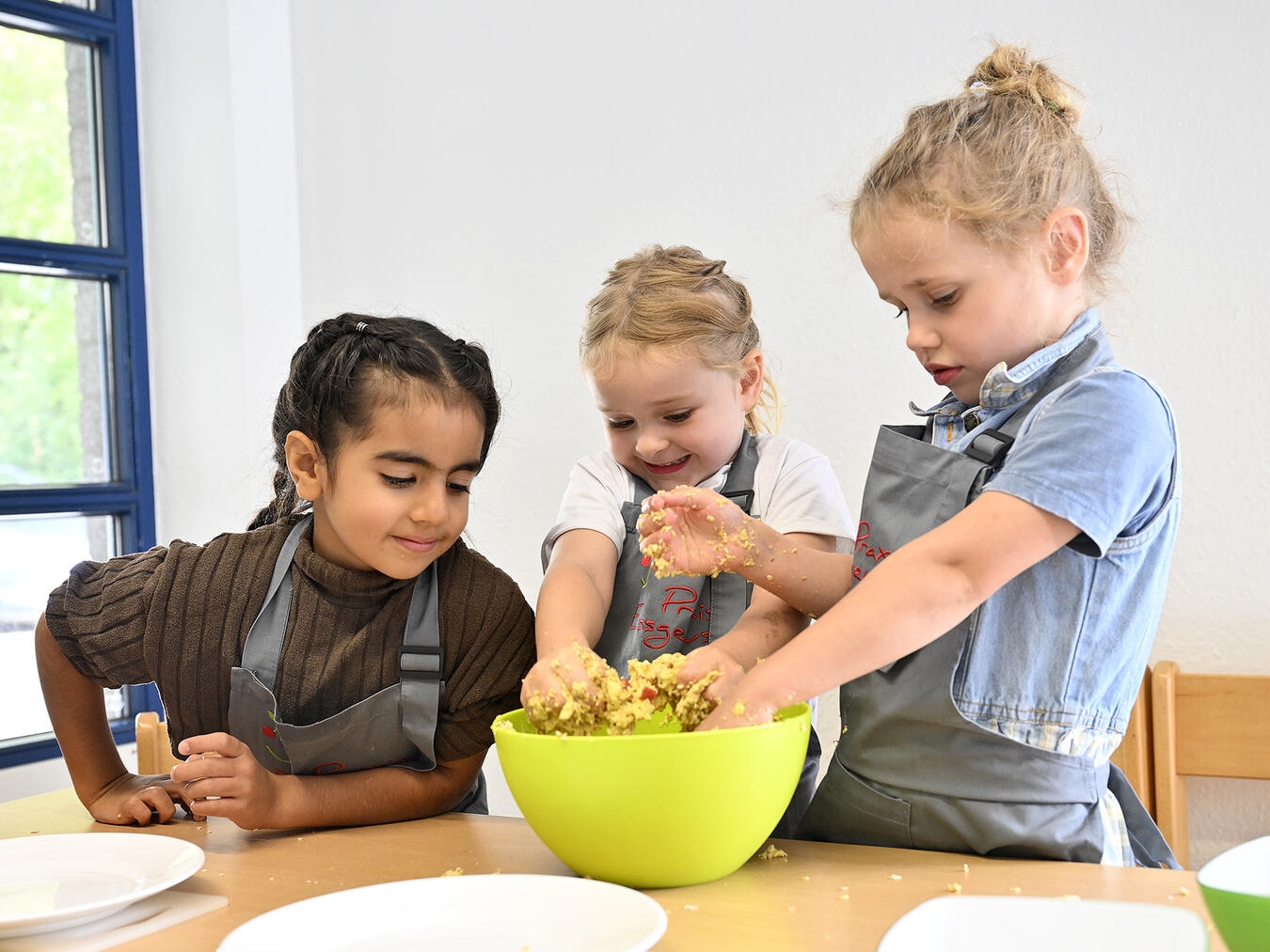 "Kinder entdecken Essen in der Kita Lebensgarten, probieren neue Geschmäcker. Foto von Thomas Momsen."