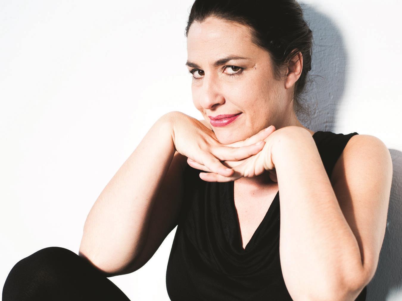 Rollt sich selbst den roten Teppich zwischen allen Stühlen aus: Eva Eiselt. Foto: Sandra Stein