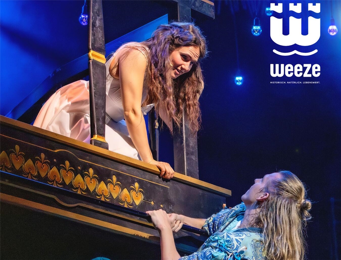 "Romeo und Julia Musical-Szene, emotional und fesselnd, bekanntes Liebesdrama auf der Bühne"