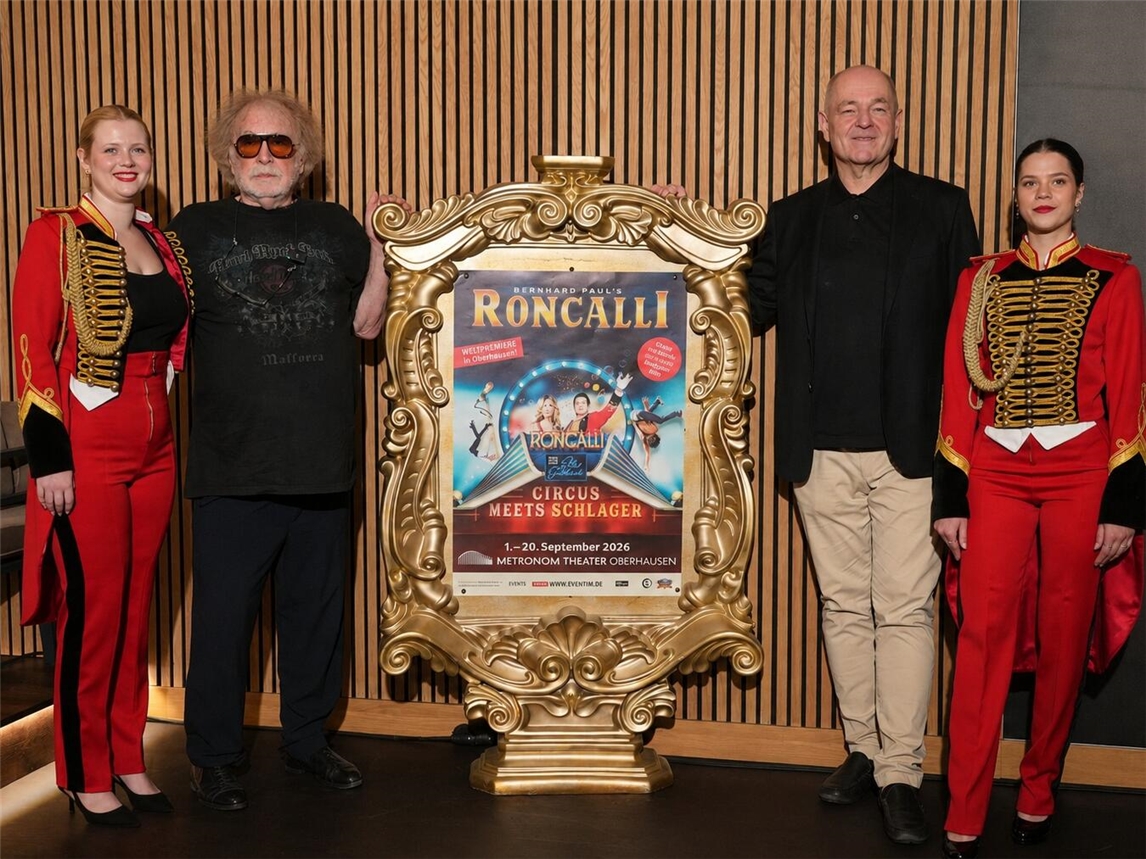 Bernhard Paul und Dieter Semmelmann präsentieren „Circus meets Schlager“ im Metronom Theater Oberhausen. Foto von Reinhold Krossa.