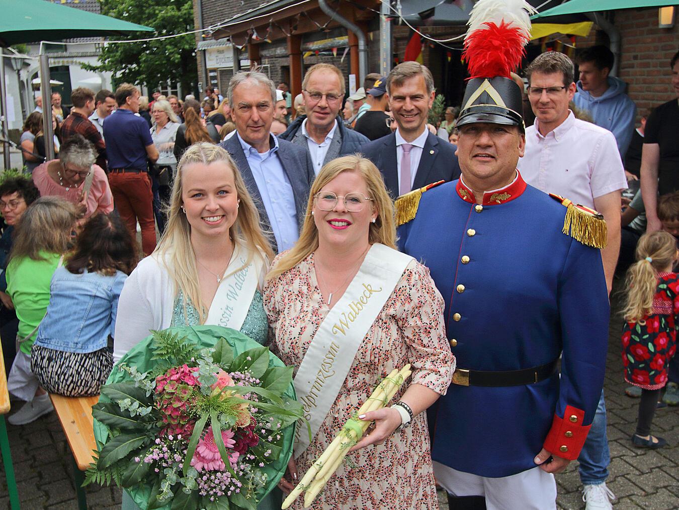 Walbeck proklamiert die neue Spargelprinzessin 2025 Ronja I. übergibt das Zepter an ihre Nachfolgerin Monika van Bonn. Foto: Theo Leie