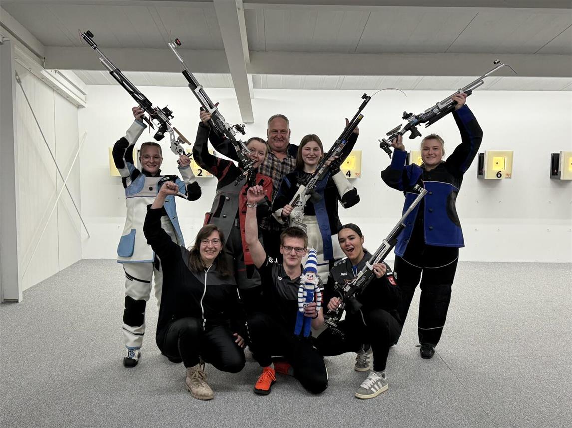 Ronja-Marie Meckl, Melissa Wilbert, Michael, Anna-Lena und Annika Kropmann (v.l. stehend), Alexandra Beckedahl, Niklas Meckl und Aemilia van Uden (v.l. vorne kniend) freuen sich über den Aufstieg. Foto: privat
