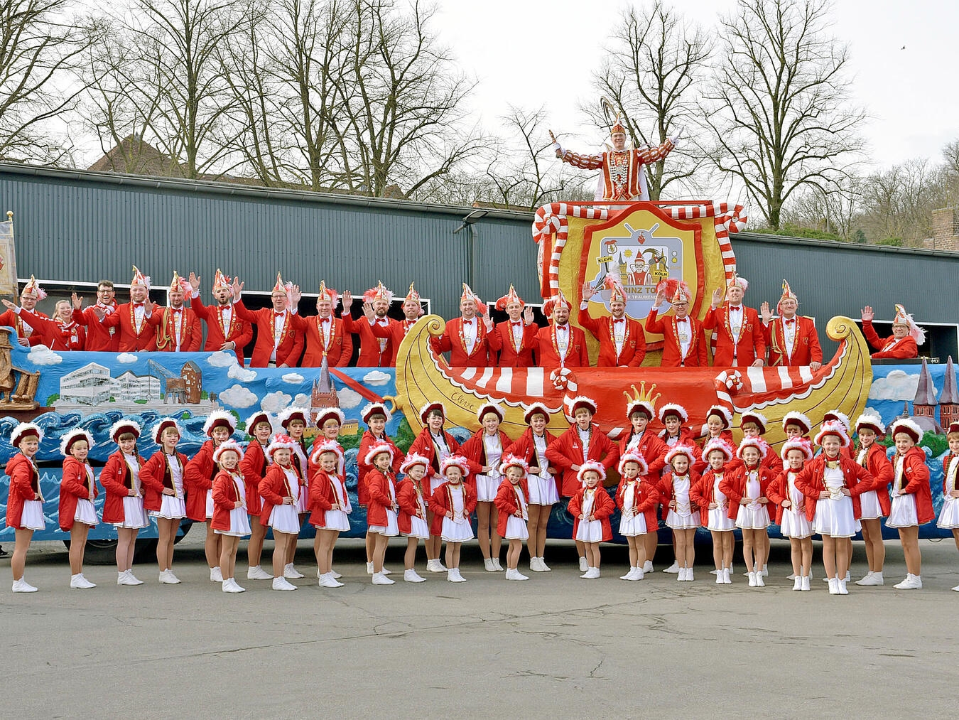 Rosenmontag kann kommen: Prinz Tobi und seine Garde freuen sich auf den Höhepunkt der fünften Jahreszeit. NN-Foto: Rüdiger Dehnen