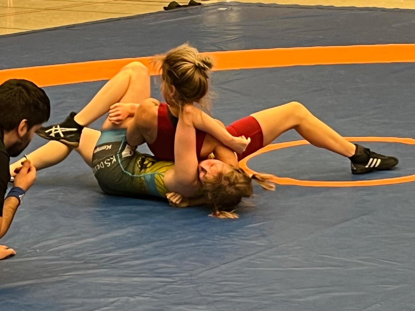 Roxanne Knoep (rot) hat beide Kämpfe mit Schultersieg gewonnen. Foto: DJK Rhenania Kleve