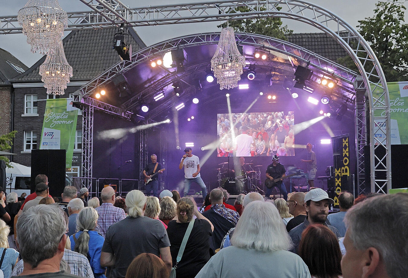 "RoxxBoxx Band live Konzertauftakt Samstagabend, Musik-Event, NN-Foto von Theo Leie"