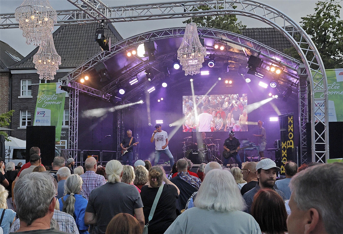 "RoxxBoxx Band live Konzertauftakt Samstagabend, Musik-Event, NN-Foto von Theo Leie"