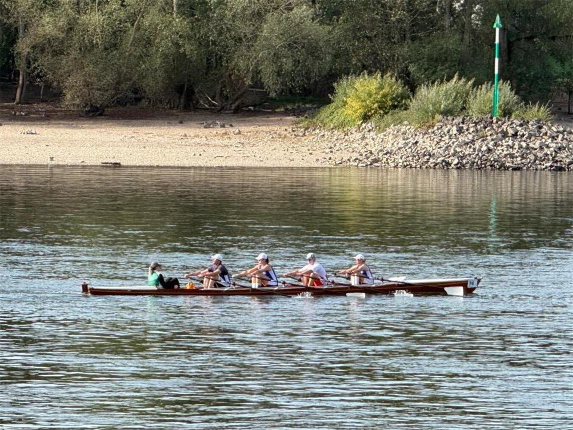 "Ruderer und Steuerleute im Wettkampf, Kleve Renngemeinschaft, Bootssport auf dem Wasser"