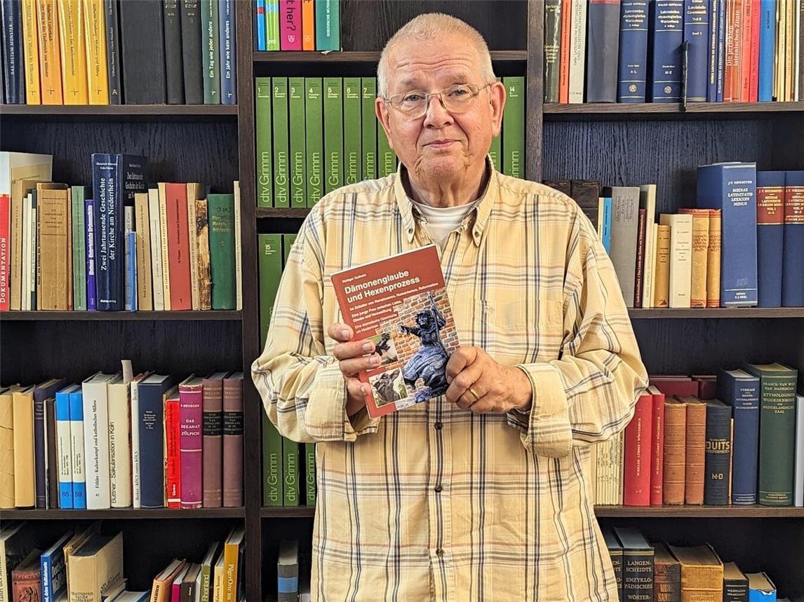Rüdiger Gollnick stellt sein neues Buch „Dämonenglaube und Hexenprozess im Zeitalter von Renaissance, Humanismus und Reformation“ vor.Foto: J. Kurschatke