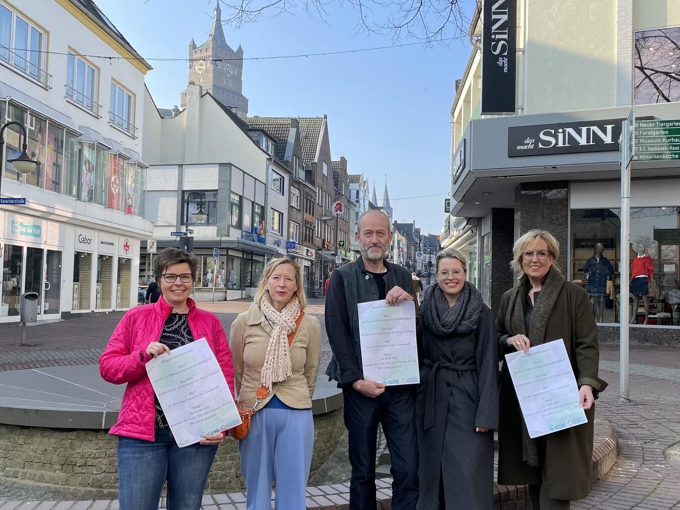 Rufen zum Mitmachen auf (v.l.): Catrin Verrieth (Marien Apotheke), Sigrun Hintzen (Buchhandlung Hintzen), Dirk Posdena (Stadt Kleve), Kristina Janßen (WTM Stadt Kleve), Gaby Kreusch (Yarndesign).Foto: WTM